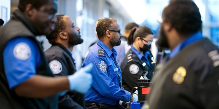 TSA workers brace for missed paychecks as Democrats hold firm on DHS funding