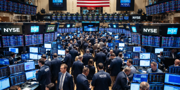 US stocks close deep in red, Dow tumbles 739 points on war jitters