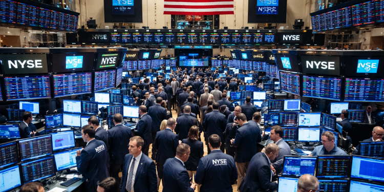 US stocks close deep in red, Dow tumbles 739 points on war jitters